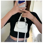 Torba sa lancem na jedno rame i kontrastnim bojama Elegantna i moderna, savršena za svaku priliku, doprinosi stilu i praktičnosti, dodaje sofisticiranost. — foto 3