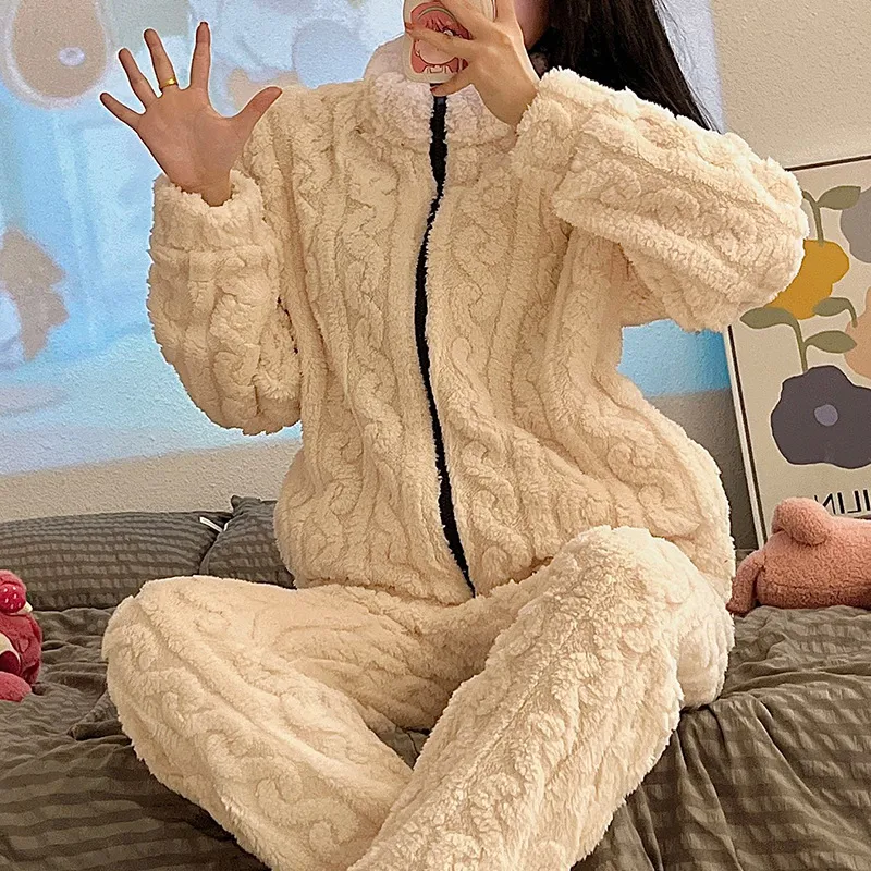 Pijama térmico plus size de outono e inverno com coral fleece. Roupa de dormir fofa e quentinha, ideal para conforto e noites aconchegantes. — foto 2