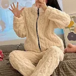 Pijama térmico plus size de outono e inverno com coral fleece. Roupa de dormir fofa e quentinha, ideal para conforto e noites aconchegantes. — foto 2