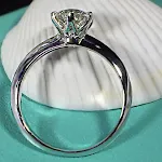 Anel de diamante moissanite banhado a prata para mulheres Joia elegante e sofisticada para realçar a beleza e adicionar um toque de brilho ao seu look — foto 4