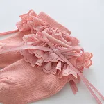 Baby meisjes sokken met kant en strik, prinsessen sokken voor de lente. Schattig en comfortabel voor kleine voetjes. — foto 11