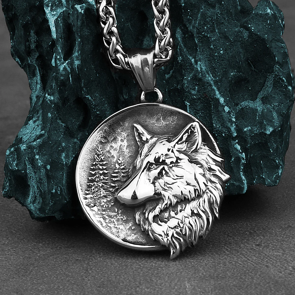 Colar masculino vintage com pingente de cabeça de lobo dupla face em aço titânio, um acessório estiloso para um visual autêntico e com personalidade. — foto 7