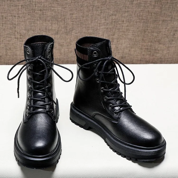 Botas Martin Fashion de salto médio e cano curto com cadarço e efeito meia. Conforto e estilo combinados para um visual moderno e com elevação. — foto 6