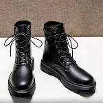 Botas Martin Fashion de salto médio e cano curto com cadarço e efeito meia. Conforto e estilo combinados para um visual moderno e com elevação. — foto 6