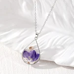 Colar fashion com pingente em forma de gota com flores secas coloridas, adicionando um toque de elegância natural ao seu visual. — foto 4