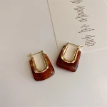 Geometrische U-vormige oorbellen van acryl met vintage metalen details, sierlijke oorsieraden voor een elegante look. — foto 7