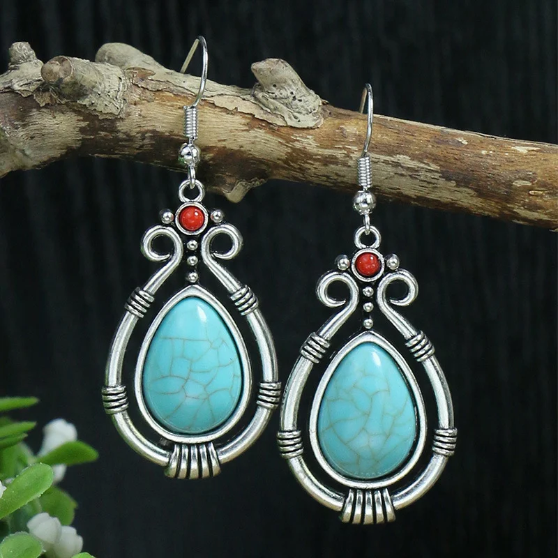 Brincos geométricos de metal prateado com turquesa. Elegância e estilo em cada detalhe. Perfeitos para realçar sua beleza e completar seu look. — foto 9
