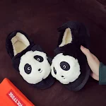 Chinelos de algodão tridimensional com design de panda, macios e confortáveis. Perfeitos para relaxar em casa, aquecendo seus pés com fofura. — foto 1