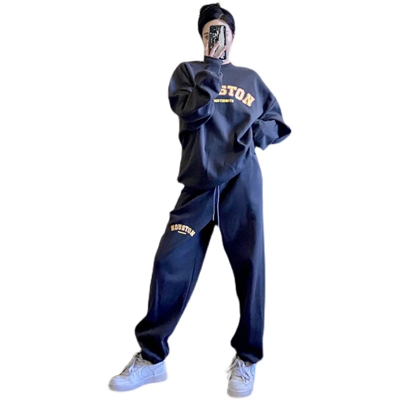 Completo sportivo donna trendy due pezzi. Perfetto per allenamenti, yoga e tempo libero. Comodo, alla moda e versatile. Vivi il fitness con stile e comfort. — foto 1