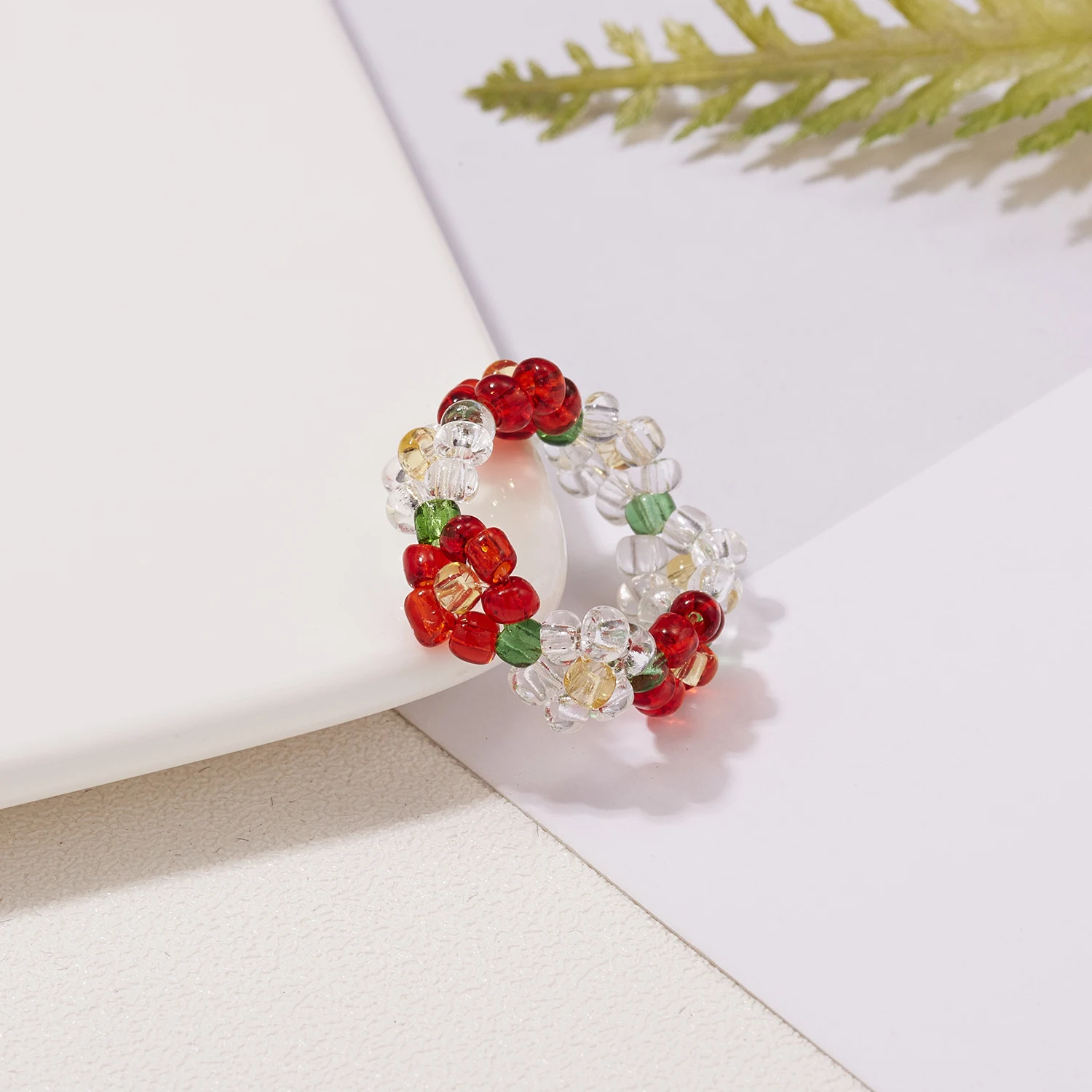 Anel de flor pequeno tecido à mão com contas coloridas, um acessório artesanal vibrante para adicionar um toque de charme e estilo ao seu visual. — foto 6