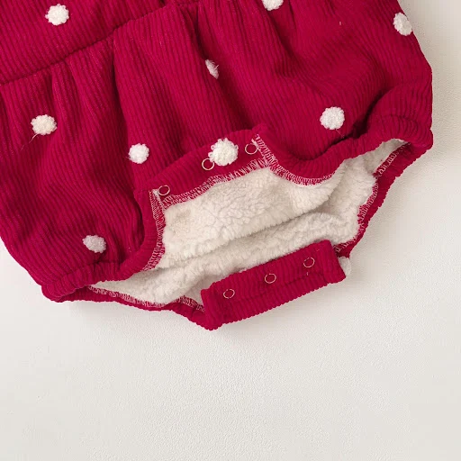 Title 16, Beba fliesa-obložena Onesie Skočići