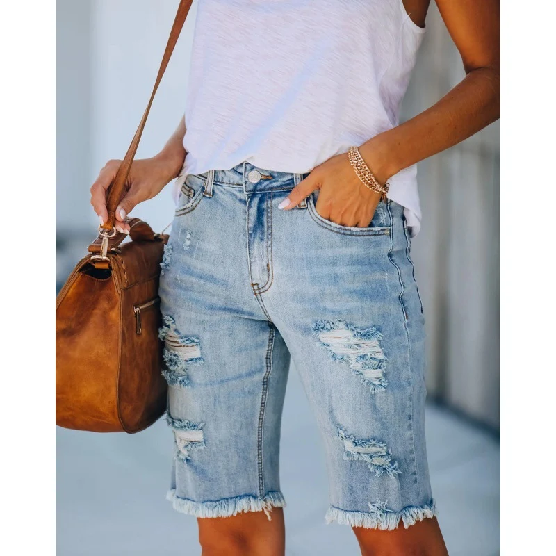 Vrouwen Fiery Ripped Denim Shorts, een stijlvolle keuze voor de zomer. Geniet van comfort en een trendy look met deze shorts. Ideaal voor warme dagen. — foto 5