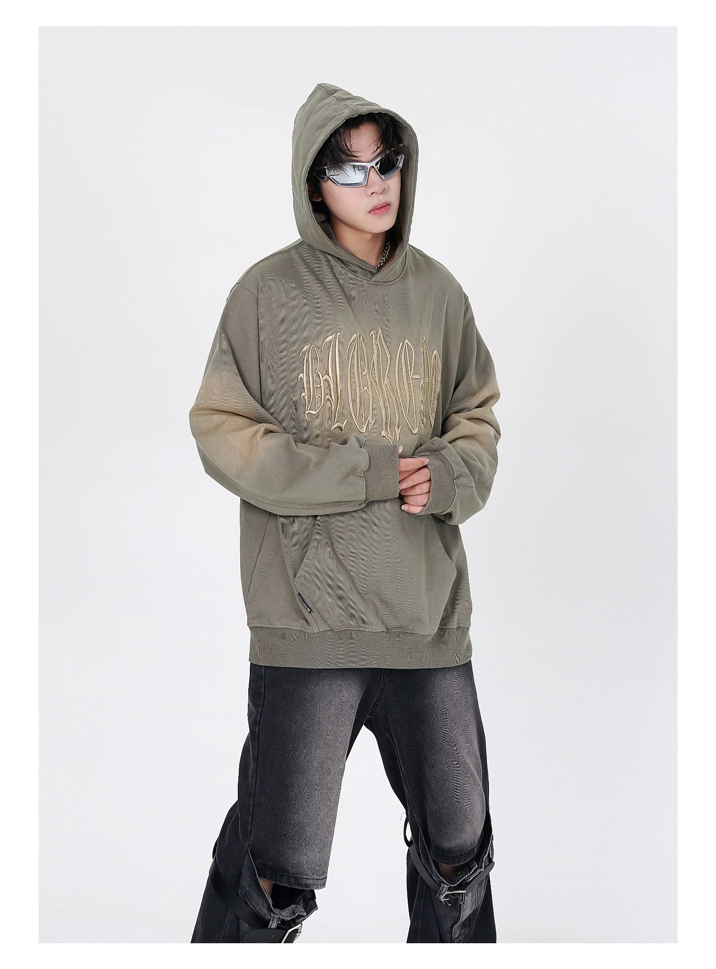 Suéter pullover com letras desbotadas e bordado tridimensional. Conforto e estilo em um design único. Perfeito para um visual casual e moderno. — foto 12