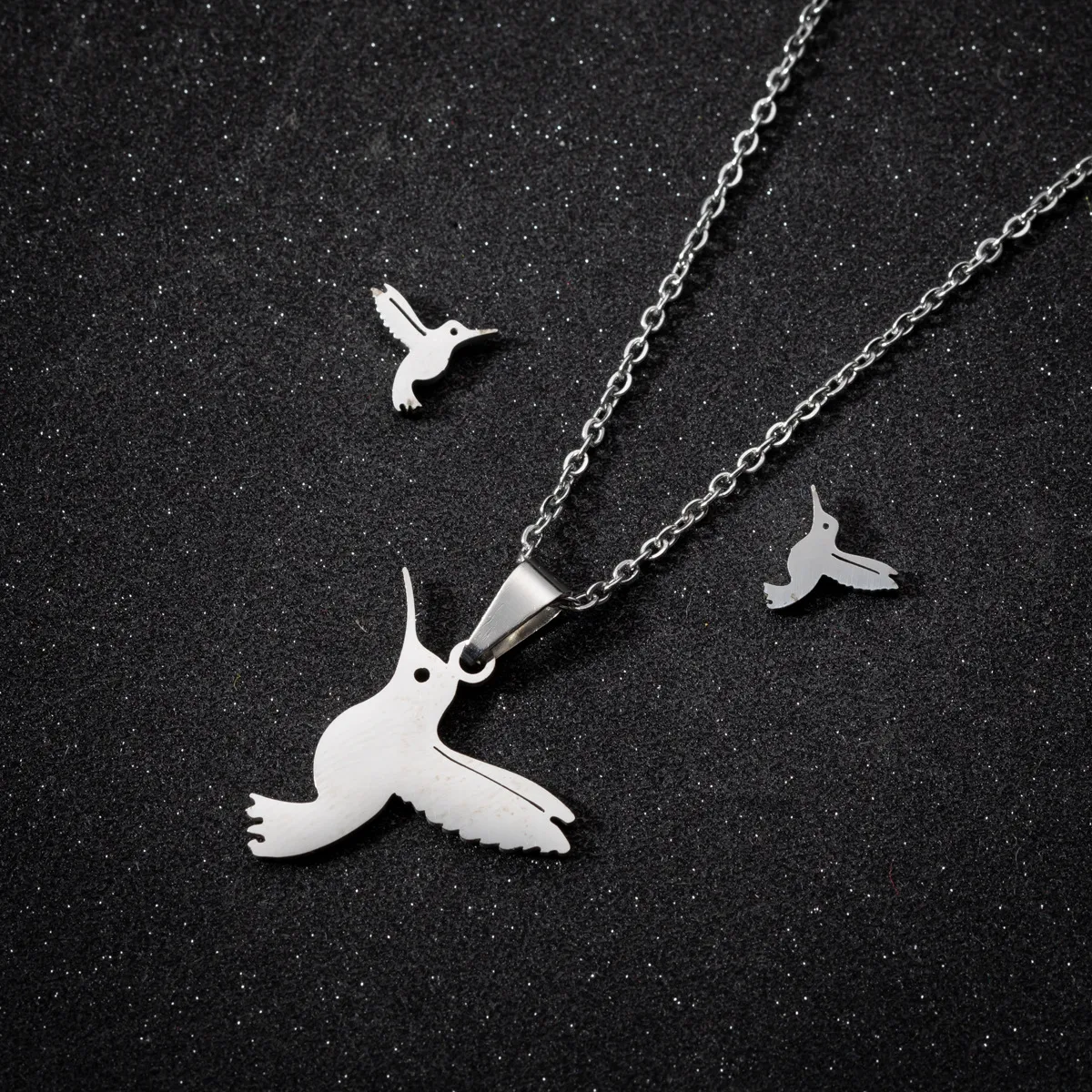 RVS ketting met kolibrie hanger, eenvoudig en elegant. Bijpassende oorbellen. Europese en Amerikaanse sieraden. Een ideaal geschenk. — foto 7