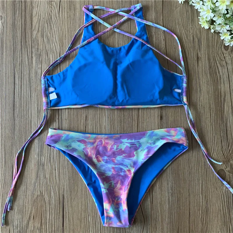 Bikini triangular con estampado a color para mujer, ideal para lucir un estilo vibrante en la playa o piscina, ofreciendo comodidad y moda. — foto 2