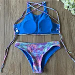 Bikini triangular con estampado a color para mujer, ideal para lucir un estilo vibrante en la playa o piscina, ofreciendo comodidad y moda. — foto 2