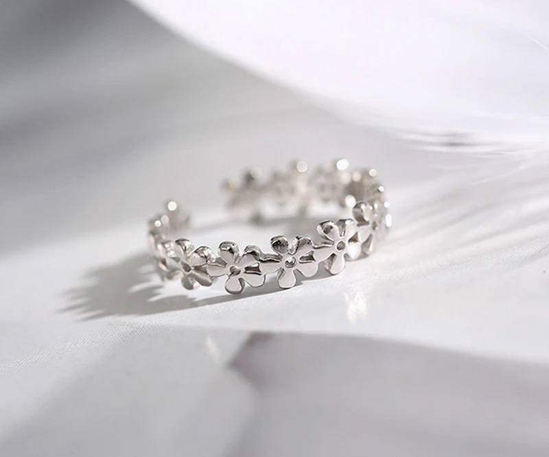 Anel de prata floral vazado liso de qualidade adorável. Adicione um toque de elegância e delicadeza ao seu visual com este anel encantador. — foto 8