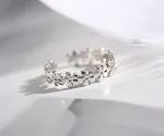 Anel de prata floral vazado liso de qualidade adorável. Adicione um toque de elegância e delicadeza ao seu visual com este anel encantador. — foto 8
