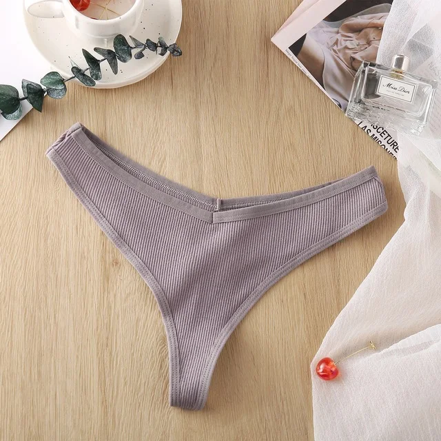 Düşük belli pembe pamuklu kadın seksi külot, rahatlık ve çekici görünüm bir arada. Kendinizi özel hissetmek için ideal seçim. — Fotoğraf 3