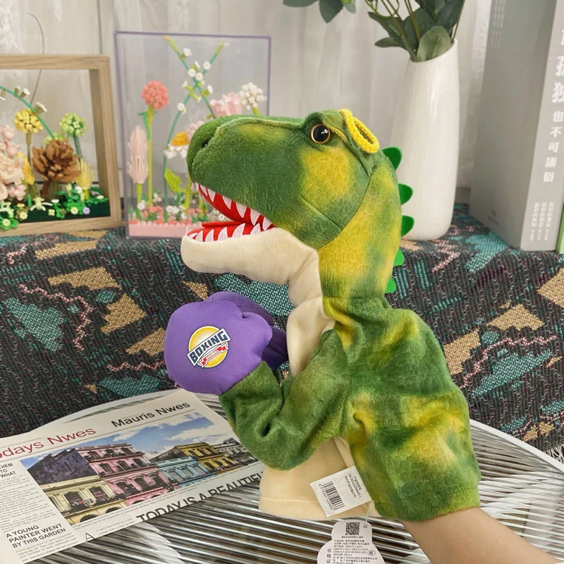 Dinossauro de pelúcia fantoche com luva de boxe e som animal. Brinquedo divertido e interativo, ideal para crianças. — foto 5