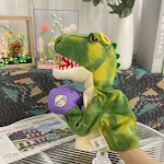 Dinossauro de pelúcia fantoche com luva de boxe e som animal. Brinquedo divertido e interativo, ideal para crianças. — foto 5