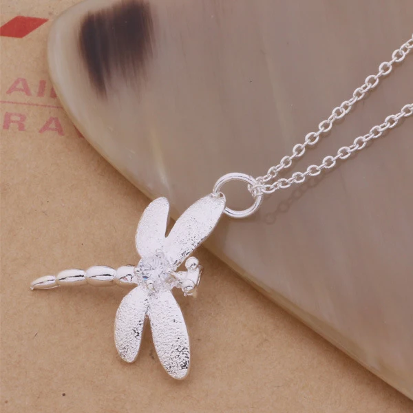 Conjunto de brincos, colar e anel com design de libélula e diamantes, banhado a prata. Sofisticação e brilho. — foto 5