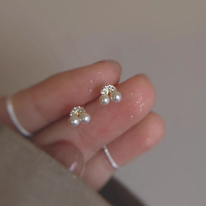 Brincos de cereja pequenos e requintados com pérola de imitação para mulheres, um acessório charmoso que adiciona um toque de elegância ao seu visual. — foto 2