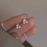 Brincos de cereja pequenos e requintados com pérola de imitação para mulheres, um acessório charmoso que adiciona um toque de elegância ao seu visual. — foto 2