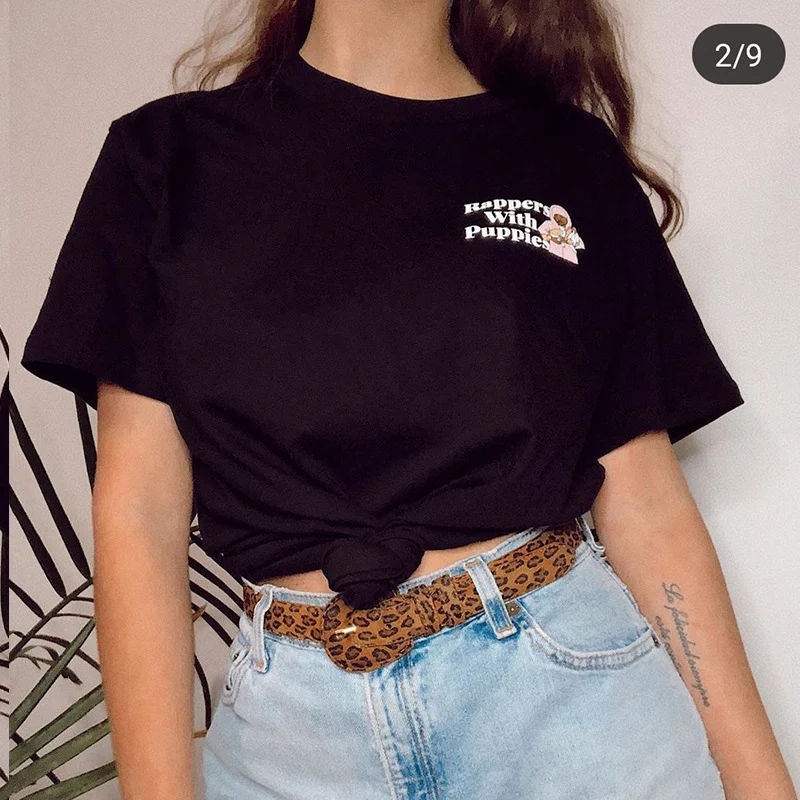 Vintage schwarzes Damen T-Shirt mit Rückenprint und kurzen Ärmeln. Bequemes und stylisches Oberteil für den Alltag. Ein echter Hingucker. — foto 4