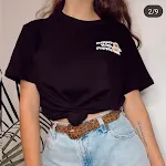 Vintage schwarzes Damen T-Shirt mit Rückenprint und kurzen Ärmeln. Bequemes und stylisches Oberteil für den Alltag. Ein echter Hingucker. — foto 4