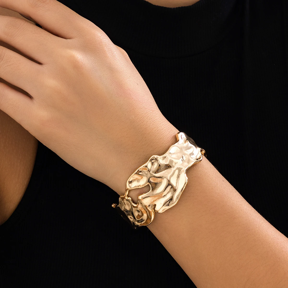 Pulseira Metálica Líquida Plissada. Design moderno e fluído para um visual elegante e sofisticado. Conforto e brilho em cada detalhe. — foto 1