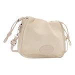 Bolsa crossbody retrô com pregas e uma alça de ombro só. Charme vintage, design moderno e praticidade para você arrasar em qualquer ocasião. — foto 4