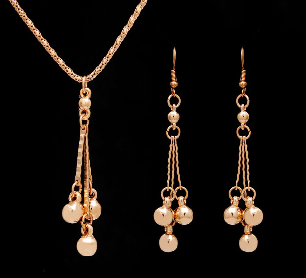 Conjunto de joias com brincos e colar. Ideal para realçar sua beleza e complementar qualquer look com elegância e sofisticação. — foto 2