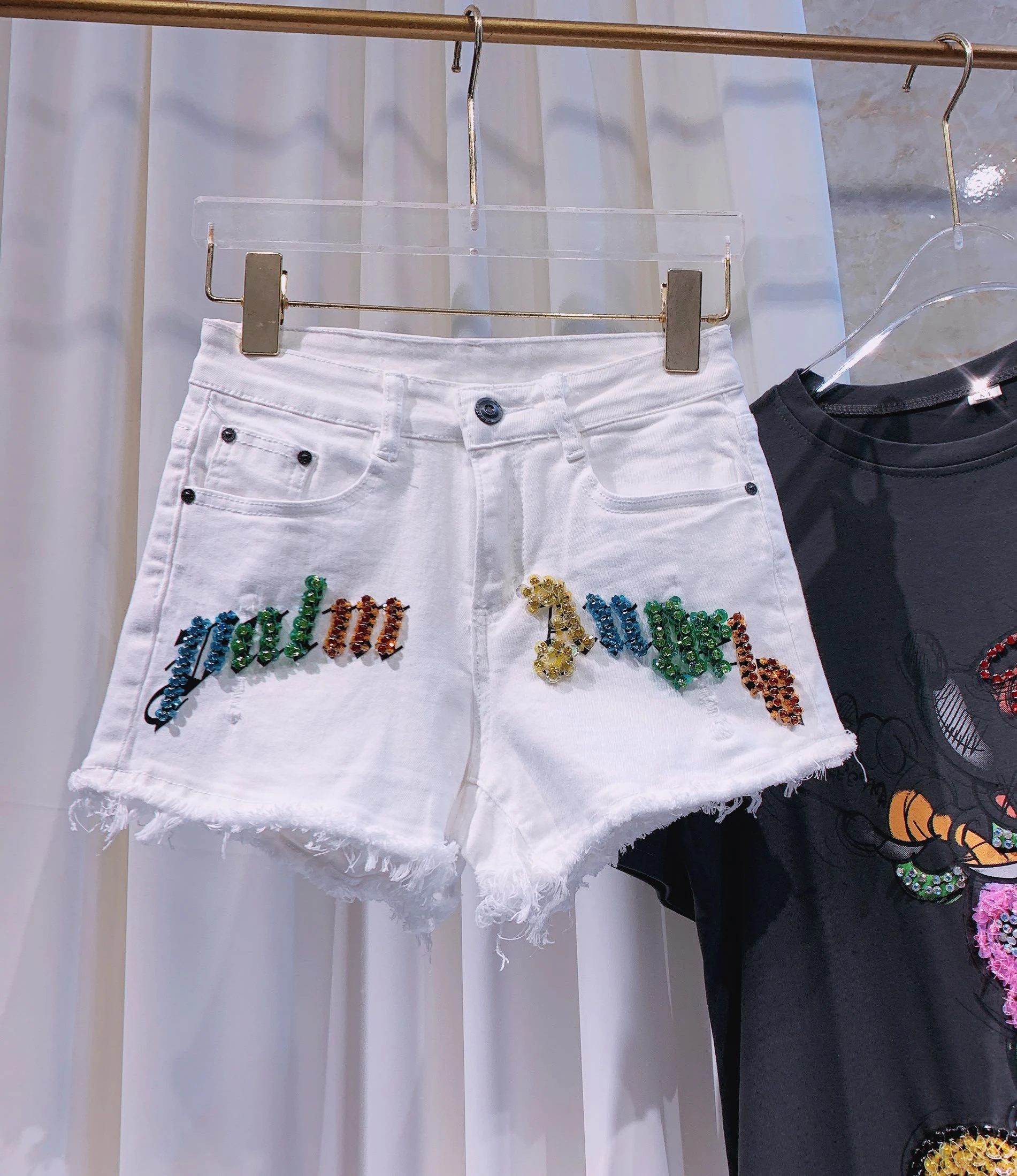 Dames denim stretch shorts met strass. Comfortabele shorts voor een modieuze look met een vleugje glamour. — foto 6