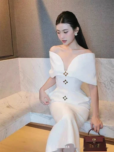 Title 4, Off-shoulder jurk Lichte luxe afslankjurk in we...