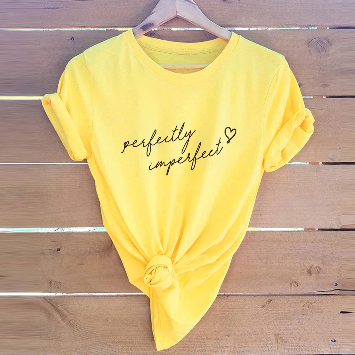 T-shirt a maniche corte per ragazza con stampa lettering Hot Money Garment. Un capo trendy e confortevole per un look casual e alla moda, perfetto per tutti i giorni. — foto 7