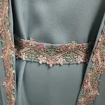 Conjunto Muçulmano Duas Peças Plus Size com Cinto Robe Feminino Heavy Industry para Elegância e Conforto — foto 9