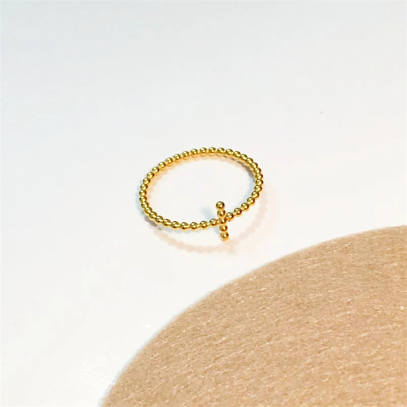 Anel de dedo indicador feminino banhado a ouro 18K com cruz de contas pequenas, elegância e delicadeza para mulheres. — foto 2