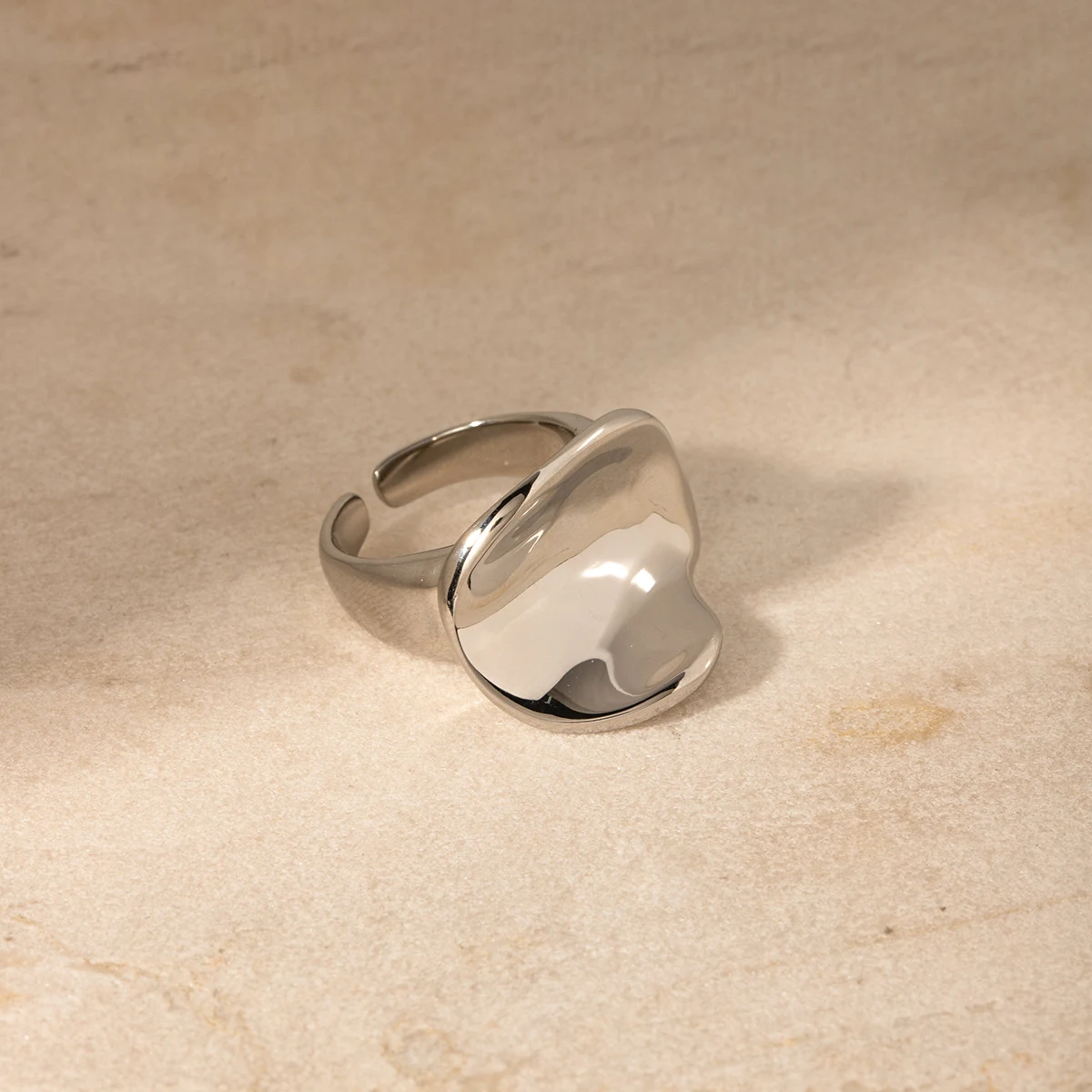 Anel Redondo Simples Plissado em Aço Inox Cor Aço, Design Clássico e Versátil para Uso Diário, Conforto e Durabilidade. — foto 6
