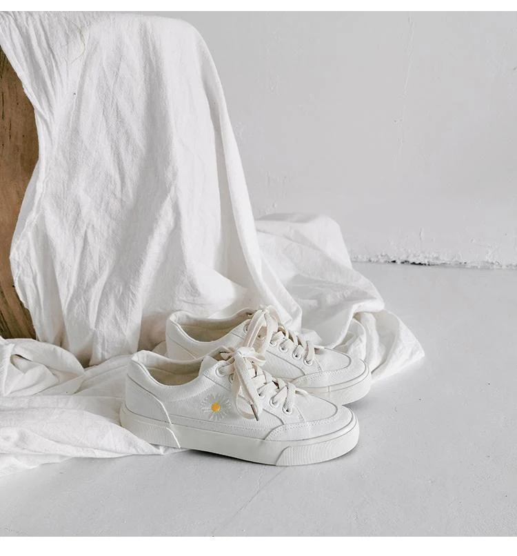 Sapatos Brancos Pequenos de Primavera Femininos Novos Sapatos de Lona com Margaridas Pequenas Conforto e Estilo para o Dia a Dia e Looks Casuais — foto 4