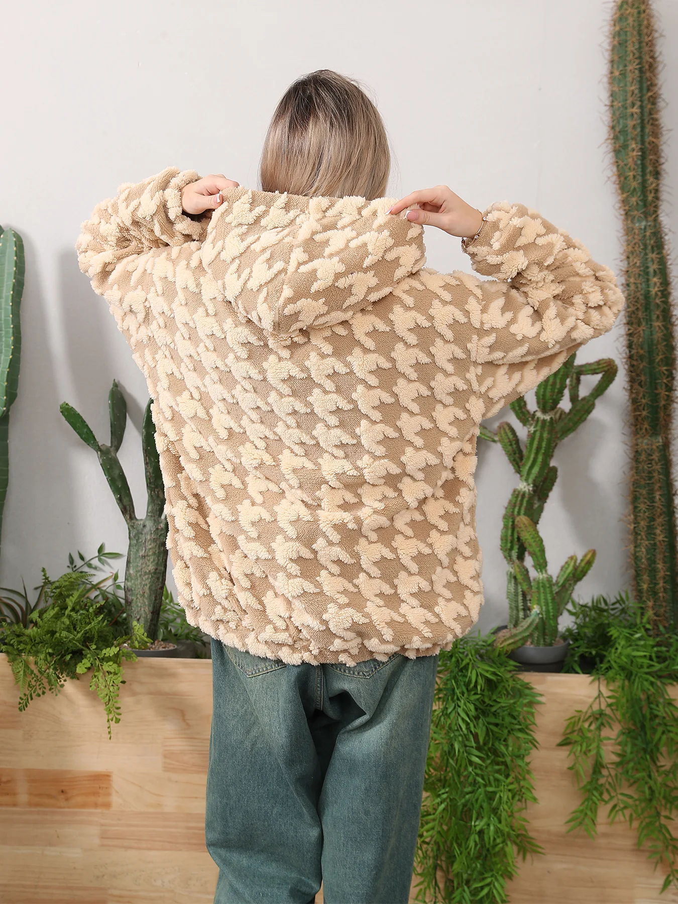 Moletom com capuz feminino para conforto e estilo diário. Tecido macio, ajuste perfeito e aquecimento. Ideal para uso casual e atividades ao ar livre. — foto 2