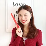 Xiaohong Touching the Knife