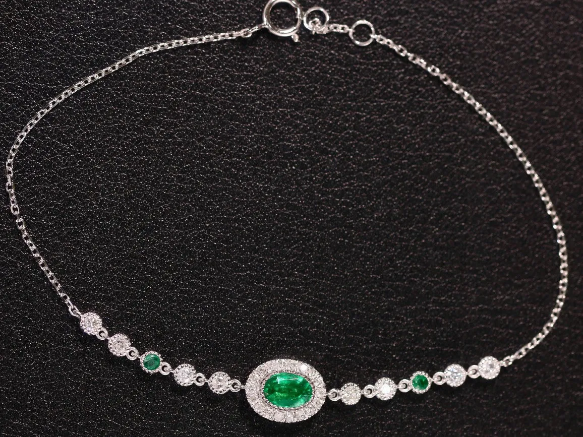 Pulseira Esmeralda de Madeira Natural. Sofisticação natural com esta joia. Adicione um toque elegante com madeira e esmeralda. Design artesanal, beleza única. — foto 4