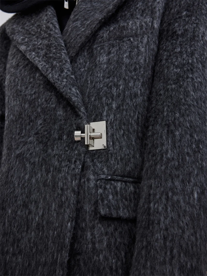 Title 3, Cappotto in lana con spalle imbottite, profilo ...
