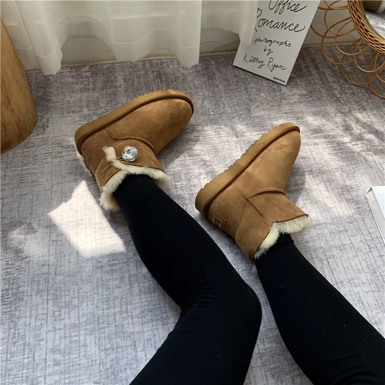 Botas de neve femininas de cano médio, sola reta e forro de pele, perfeitas para o inverno. Conforto e calor garantidos na neve e frio. — foto 3
