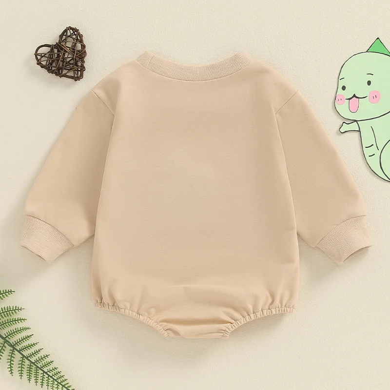 Macacão longo triangular com bordado de dinossauro para bebê. Conforto e estilo em uma peça. Ideal para brincar e explorar o mundo. — foto 9