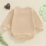 Macacão longo triangular com bordado de dinossauro para bebê. Conforto e estilo em uma peça. Ideal para brincar e explorar o mundo. — foto 9