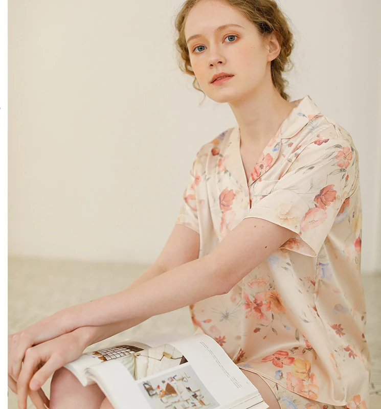 Title 3, Kort thuisshirt met bloemen en korte mouwen