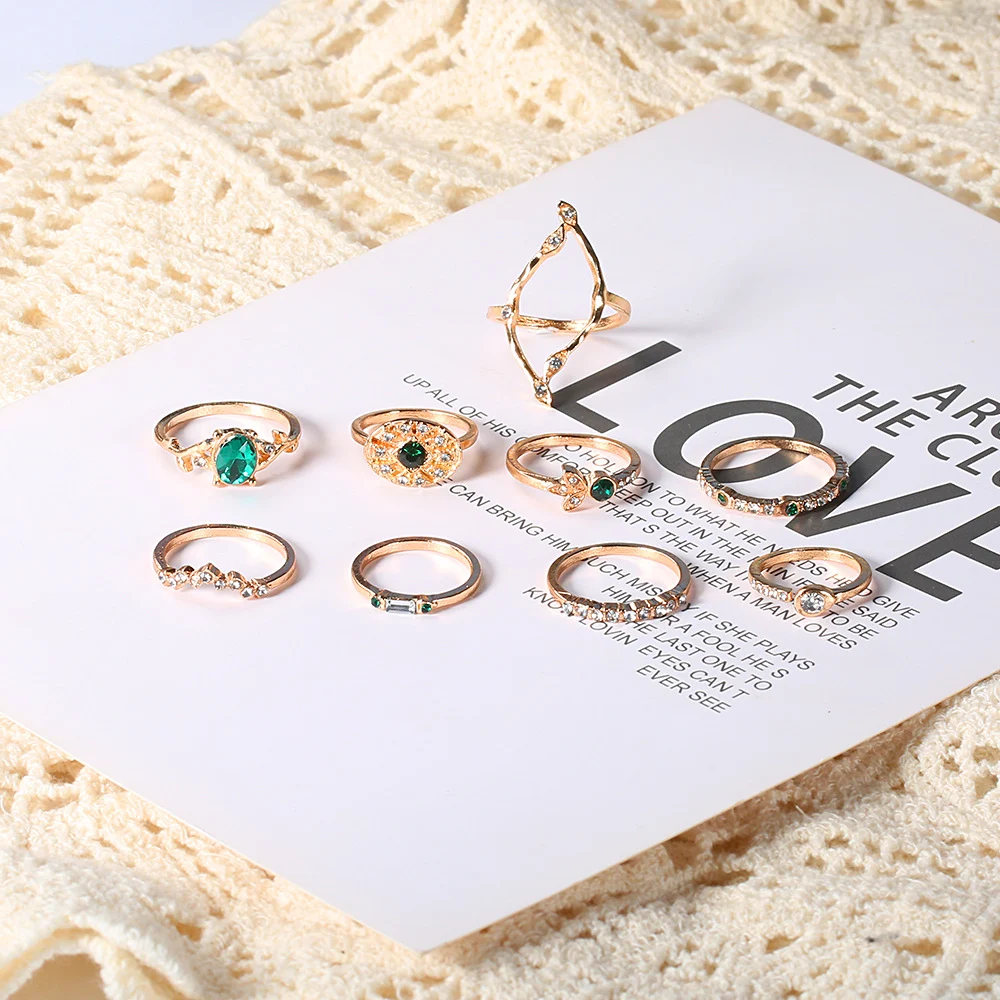 Title 3, Anel com esmeraldas e diamantes, ideal para oca...