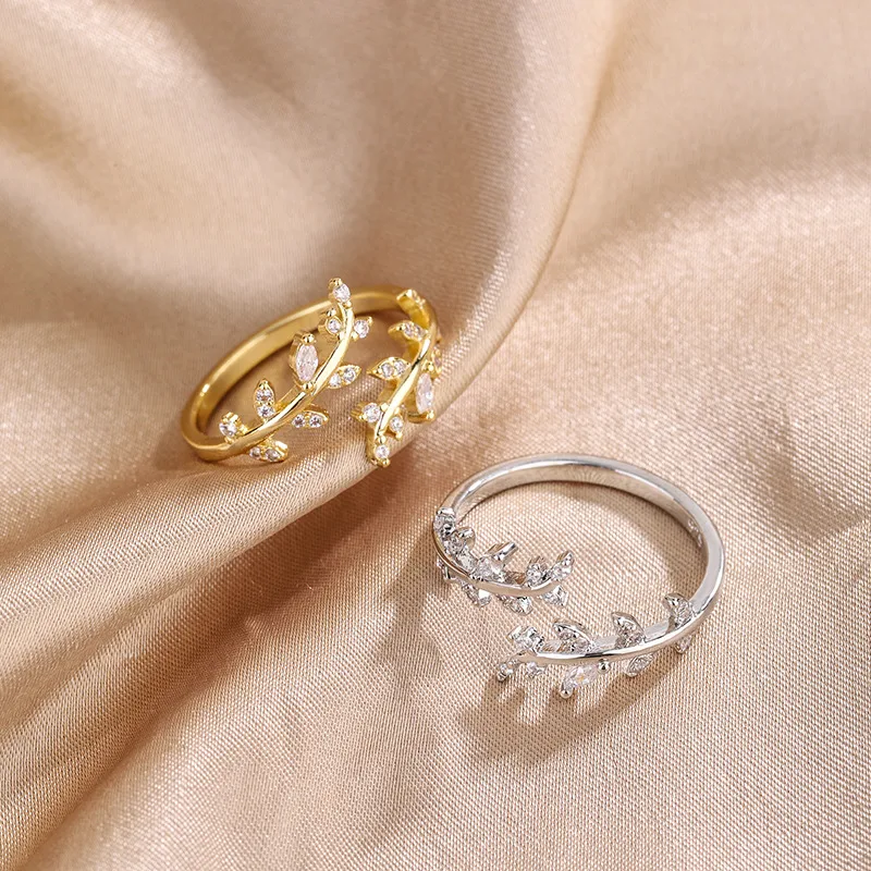 Anel de folhas e galhos com strass refinado. Adicione elegância e brilho ao seu visual com este anel deslumbrante e sofisticado. — foto 9